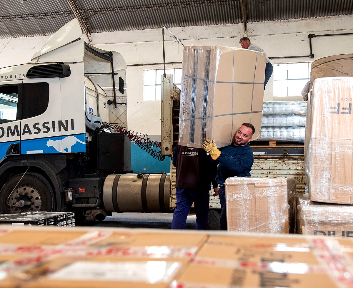 Equipo realizando carga manual en depósito.