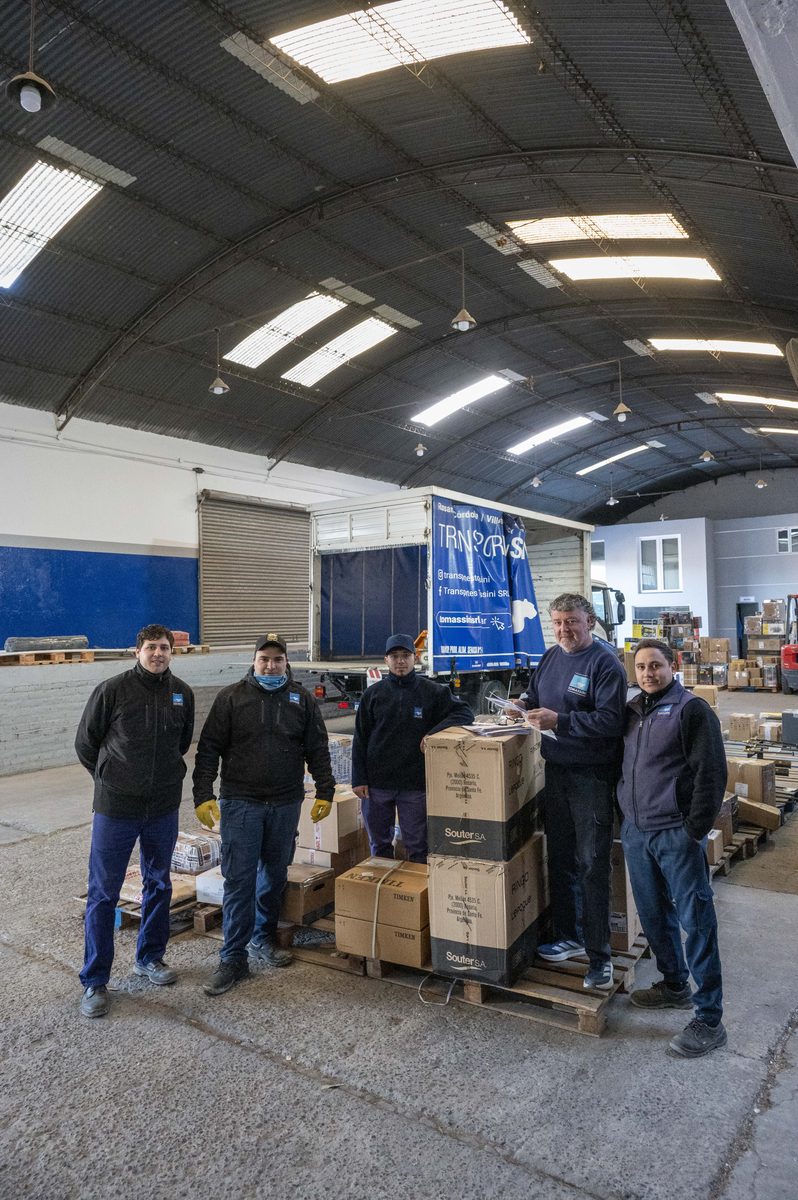 Parte del equipo de Transportes Tomassini en el depósito de Bahía Blanca.