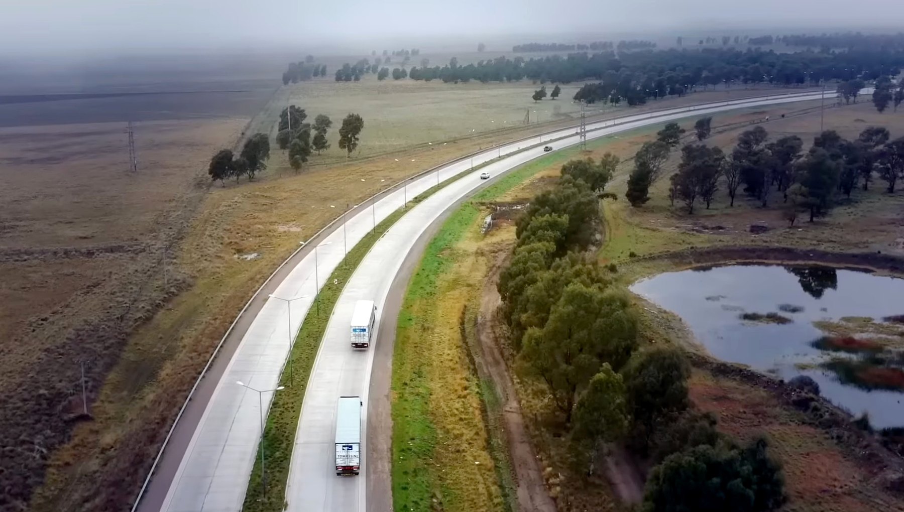 Camiones de Transportes Tomassini en ruta, en una toma aérea del video institucional.